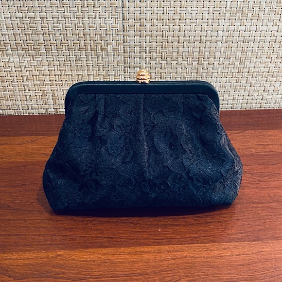Vintage Handbags - 🌟HP🌟VTG 1980s Black Lace Beehive Clasp Evening Bag